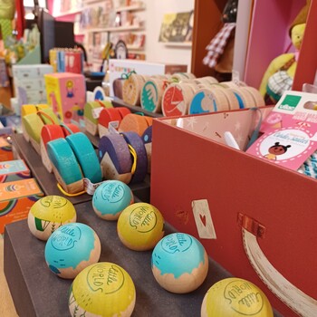 Contact & Opening hours